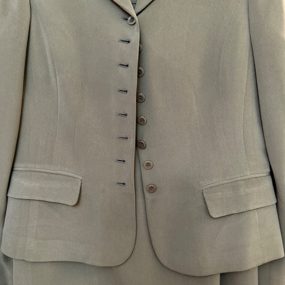 Ladies suit - Picture 2 of 3